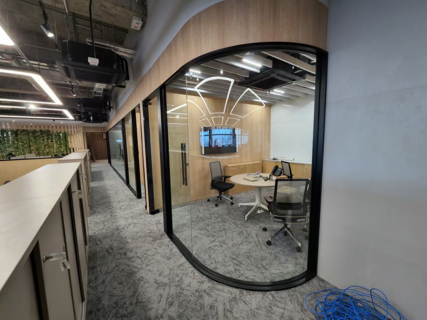 108mm thickness partition wall in association with 10/12 mm single glazed.