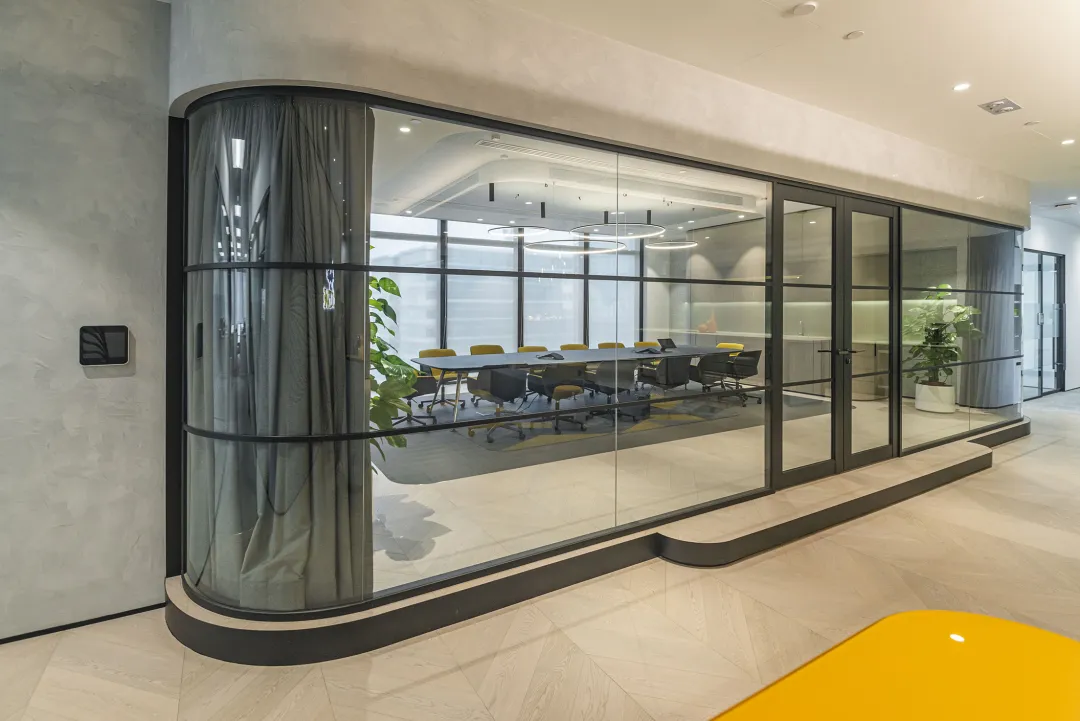 Five Office Partition Trends for 2026: Finding the Balance Between Collaboration, Privacy, and Sustainability